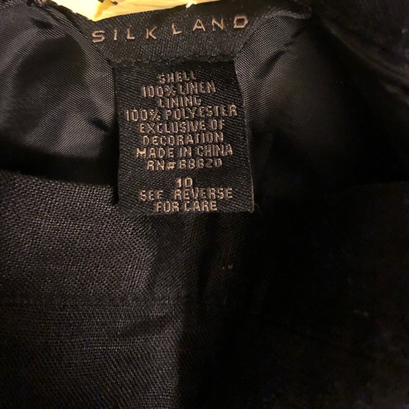 SOLD…….Beautiful Floral and Black Skirt Size 10 - Picture 4 of 6